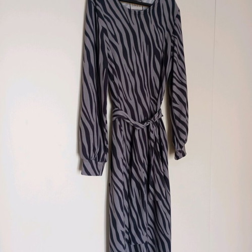 Bee me couture medium dress like new, black and gray