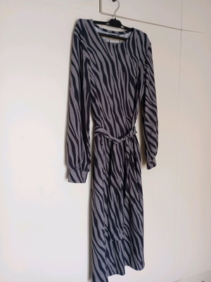 Bee me couture medium dress like new, black and gray