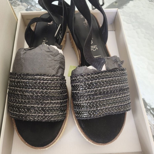 Tamaris sandals like new, size 39, black and white