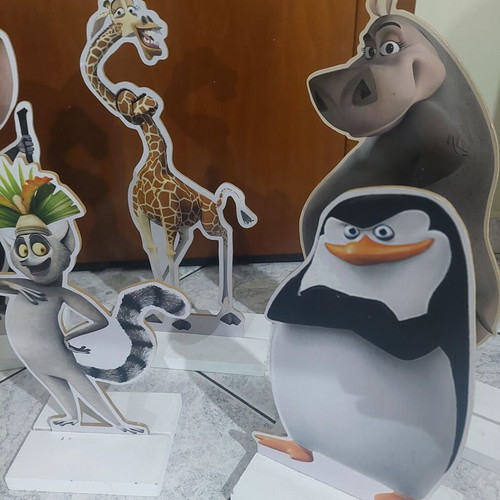 Wooden Madagascar figures like new, set of 8 pieces