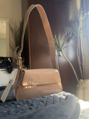 Nude patent leather shoulder bag with tag, new