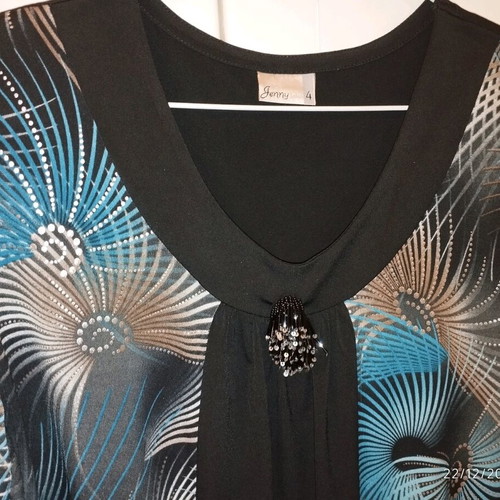 Jenny Fashion women's blouse like new, colorful with trois quard sleeve
