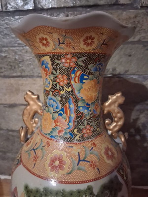 Chinese decorative vase like new with traditional design