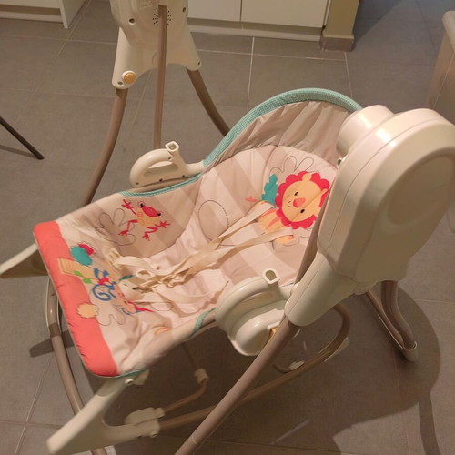Baby swing Fisher Price like new, battery operated
