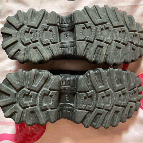 Shoes new, size 40, black and gray with elastic