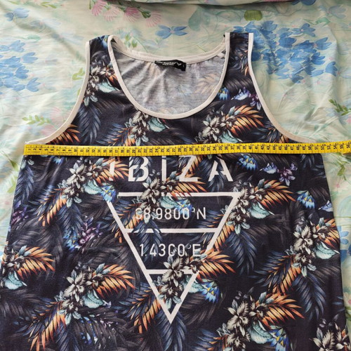 Men's T-shirt with colorful design size L like new