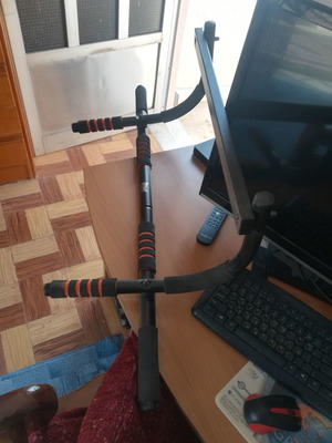 Crivit door pull-up bar used in excellent condition
