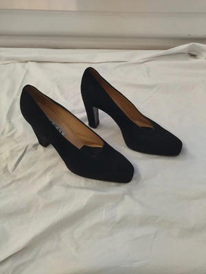 Black velvet pumps like new, size 40