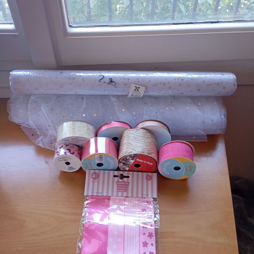 Craft supplies like new, 11 ribbons and 2 wrapping nets