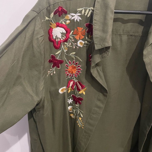 Stradivarius shirt with embroidery green like new