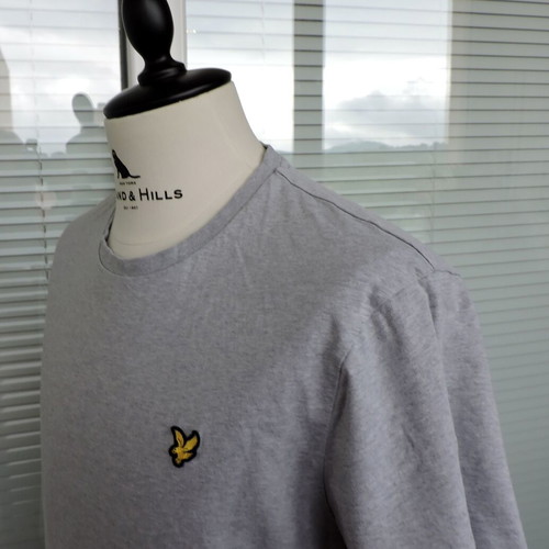 Lyle and Scott men's grey round neck T-shirt like new, size large