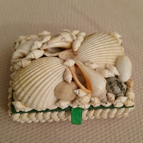 Vintage jewelry box decorative with shells like new