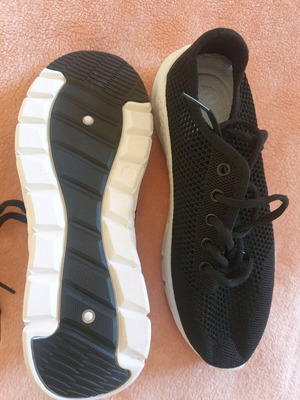 Athletic shoes new, size 38