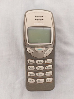 Nokia 3210 mobile phone for parts or collectors