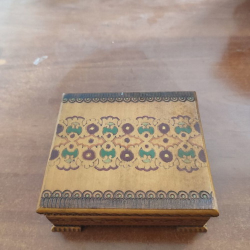 Wooden cigarette case like new, practical and elegant