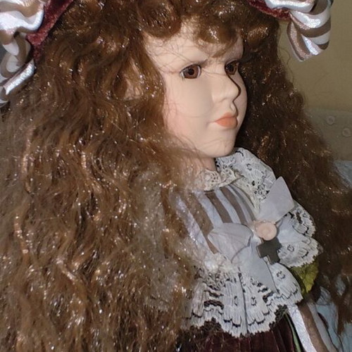 Porcelain dolls set of 3 like new, collectible