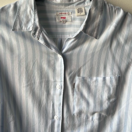 Levi’s women’s shirt Large new, boyfriend fit, lightweight
