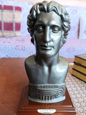 Ορειχάλκινη προτομή Μεγάλου Αλεξάνδρου με ξύλινη βάση