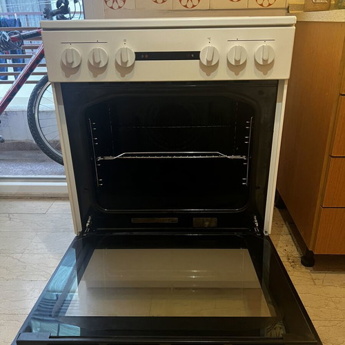 Electric stove used in excellent condition