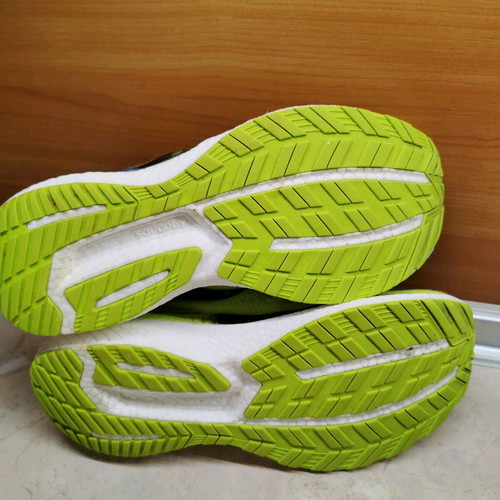 Saucony Triumph 19 running shoes like new, size 43, green