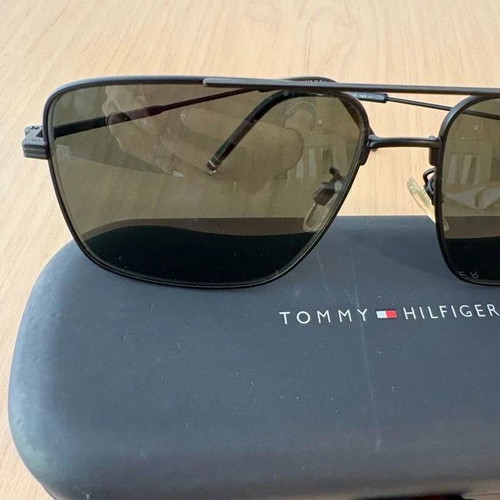 Tommy Hilfiger sunglasses like new, black with case