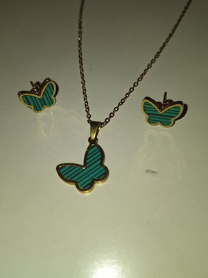 Комплект бижута със златисто и зелено колие и обеци от неръждаема стомана като нов