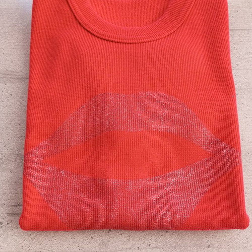 Red ribbed top with glitter lips design like new