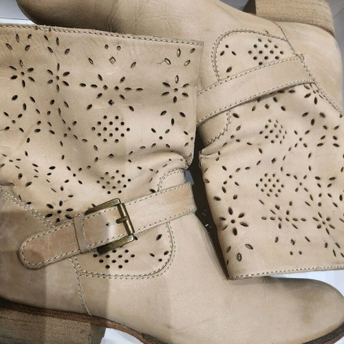 Bata boots natural leather like new, beige