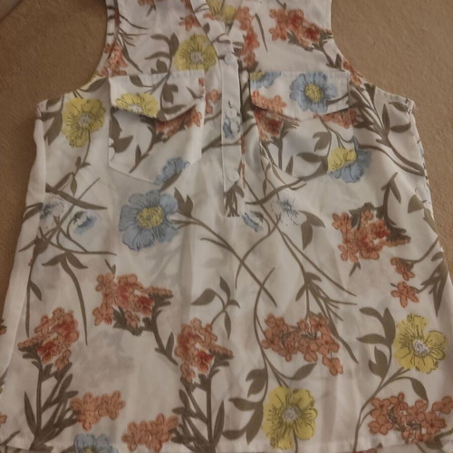 Fullah Sugah airy printed shirt white sleeveless like new with flowers