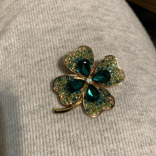 Clover pin emerald color like new, vintage