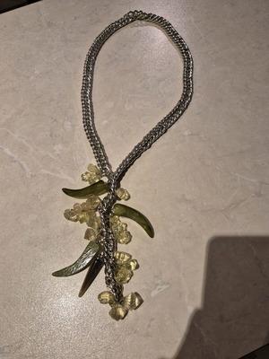 Chunky chain necklace like new, green and silver tones