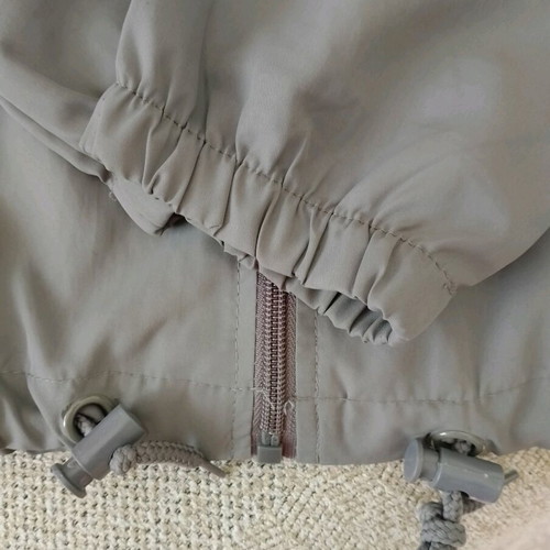 Parachute jacket size M like new with 2 pockets and elastic waist