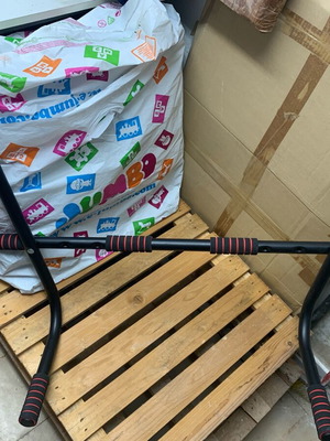 Pull-up bar like new