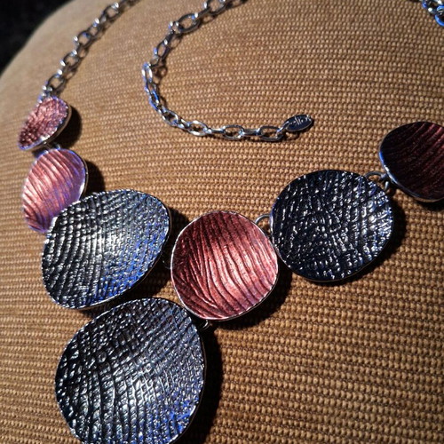 Elio short metal enameled necklace
