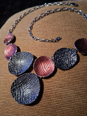Elio short metal enameled necklace