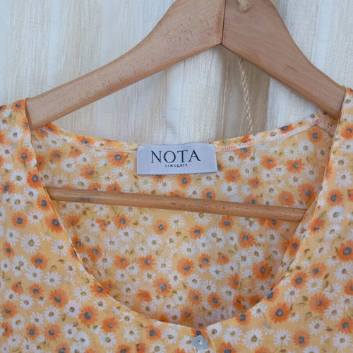 Vintage Nota floral shirt like new, orange with lace