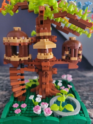 Ρομαντικό δεντρόσπιτο με άνθη κερασιάς mini bricks σαν καινούργιο