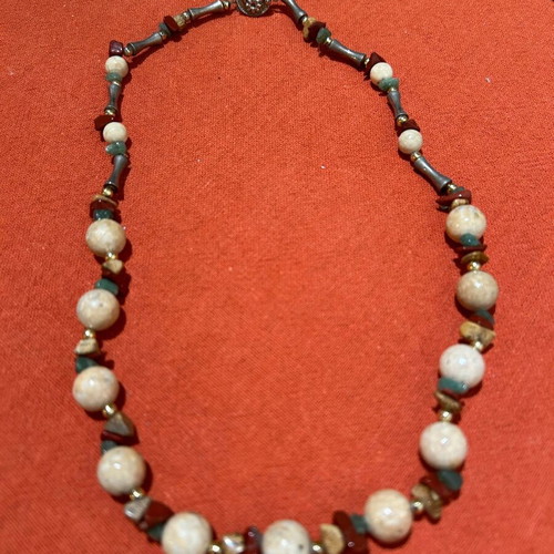 Vintage necklace like new with colorful stones and beautiful clasp