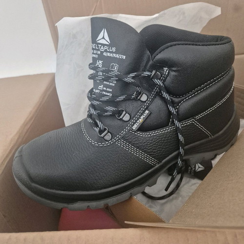 Work shoes with steel toe new, size 42