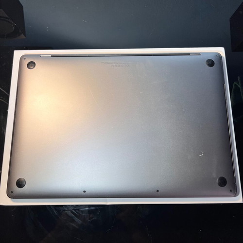 MacBook Pro 15" 2017 i7 2.8Ghz/16GB/Radeon Pro 555 2GB/256GB