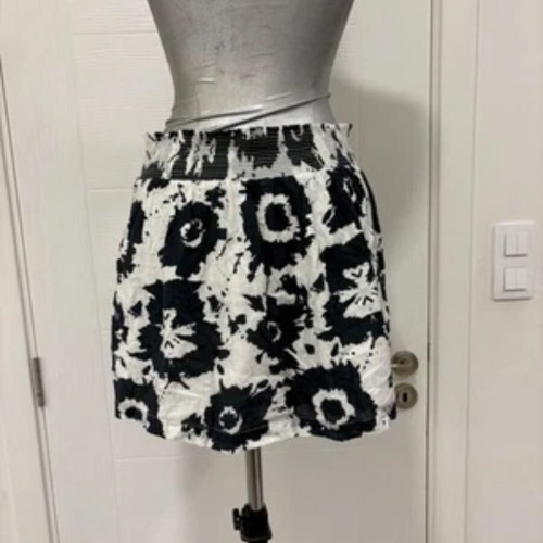 DKNY skirt size L black and white cotton like new