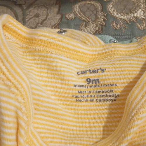 Carter's baby bodysuits like new, pack of 2 for 9 months