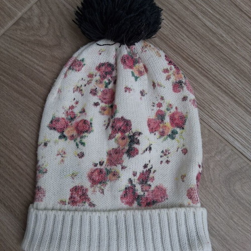 Benetton hat like new, very soft, white multicolor