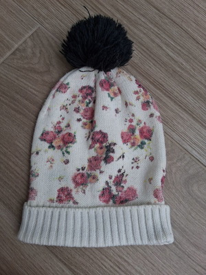 Benetton hat like new, very soft, white multicolor