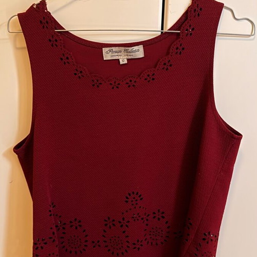 Sleeveless Bordeaux Top like new with lace, relaxed fit, size L