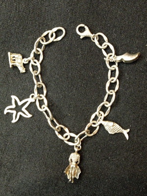 Silver 925 bracelet like new with 5 charm pendants 20 cm