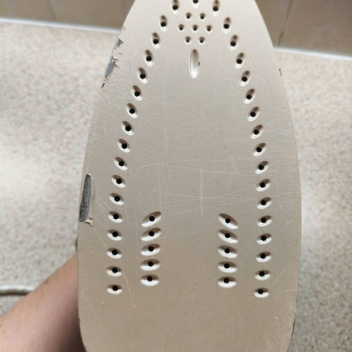 Lervia clothes iron used with Drip‑Stop function