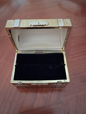Vintage Mini Jewelry Chest decorative, like new, gold color