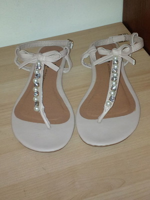 Flat nude sandals with bow and rhinestones, used, size 38