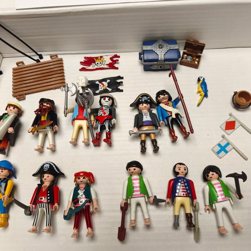 Playmobil pirates pack of 12 figures with weapons, used